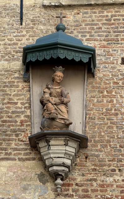 De Madonna in de Lijnwaadmarkt 10 werd opgefrist.